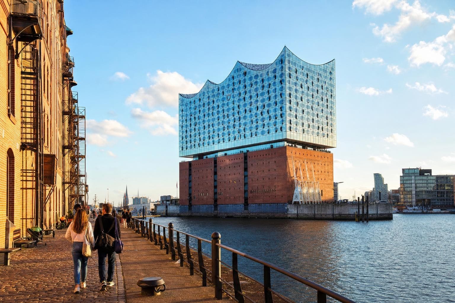 Günəşli havada Hamburq limanı və Elbphilharmonie